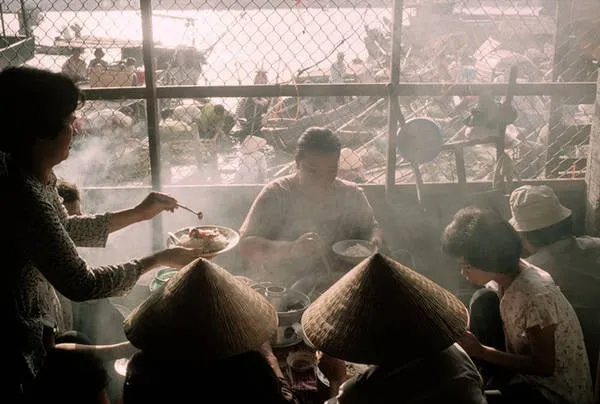 Bữa sáng trên chợ nổi