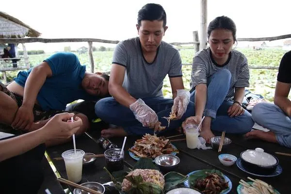 Bữa trưa trên chòi giữa đồng sen. Ảnh: Thành Trần Minh