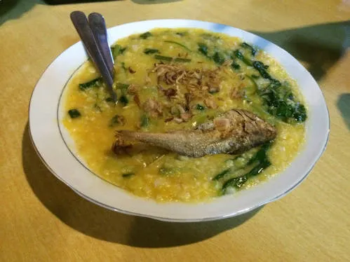 Bubur Ayam - Cháo gà bổ dưỡng với cakwe giòn tan