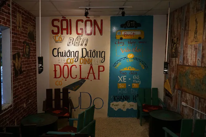 Bức tường được vẽ bích họa, nhắc lại những địa danh ở Sài Gòn