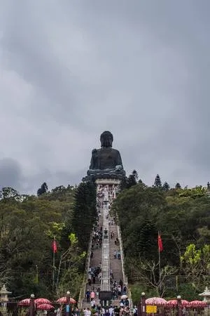 Bức tượng Phật khổng lồ tại Ngong Ping, Lantau. Alt: Tượng Phật khổng lồ