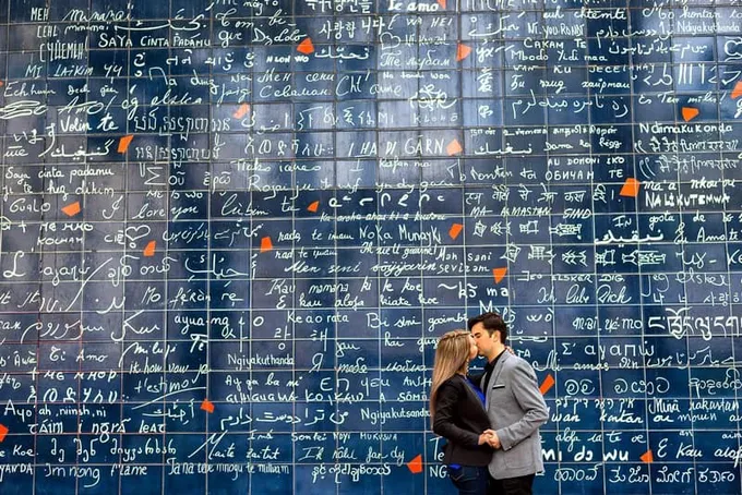 Bức tường tình yêu Le mur des je t'aime với hàng trăm ngôn ngữ viết &quot;Anh yêu em&quot;. Ảnh: Pinterest.
