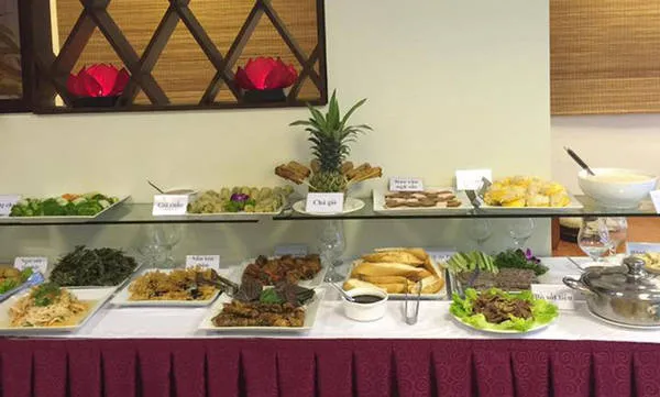 Buffet chay với nhiều món ăn truyền thống