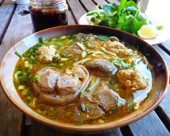 Bún bò Đà Lạt. Alt: Tô bún bò nóng hổi, thơm ngon tại Đà Lạt