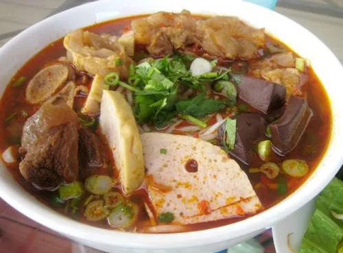 Bún bò Huế với những lát giò ngọt, miếng tiết mềm và đặc biệt là nước dùng được pha chế có hương vị riêng. Ảnh: haymoingay