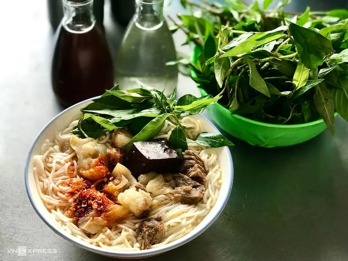 Bún bò rau răm Phan Thiết, món ăn sáng dân dã với hương vị rau răm đặc trưng.