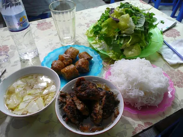 Bún chả Hà Nội, thịt nướng thơm phức ăn kèm bún và nước chấm.