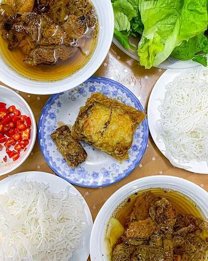 Bún chả Hương Liên tại 24 Lê Văn Hưu, Hà Nội. Ảnh: Juliuslim