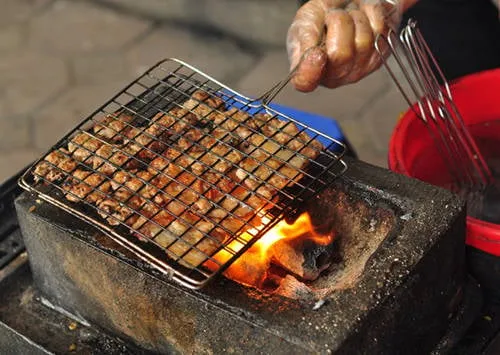 Bún chả là món ăn đặc trưng, lâu đời của người Hà Nội. Ảnh: Hoàng Nhi