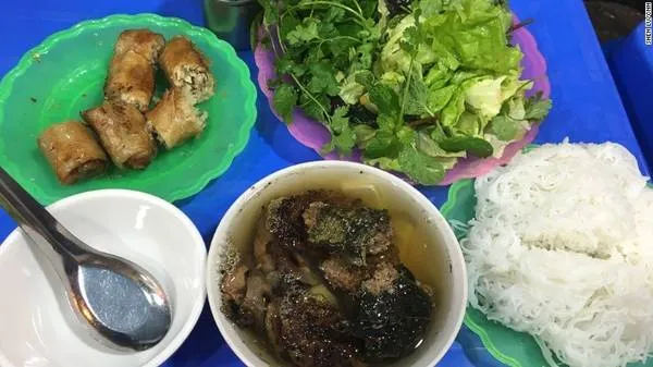 Bún chả: Món ăn gồm thịt lợn nướng trên than hoa, ăn kèm với bún và nước chấm, rau sống.