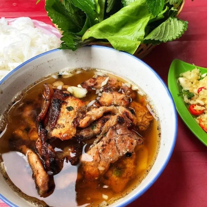 Bún chả que tre Tô Hiệu với đầy đủ thịt nướng, nem và chả giò