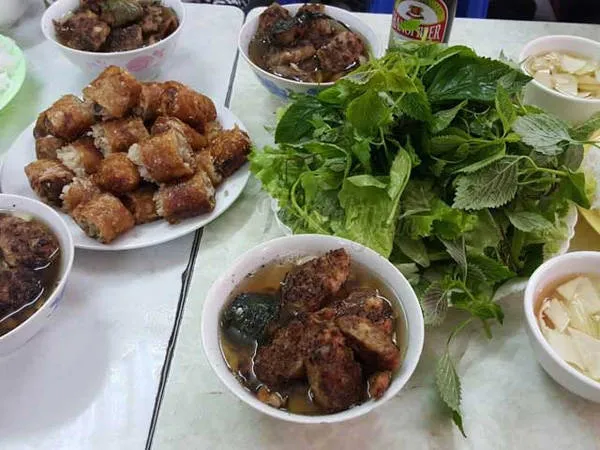 Bún chả thường được ăn kèm rau sống, nem cuốn (Ảnh: Foody).