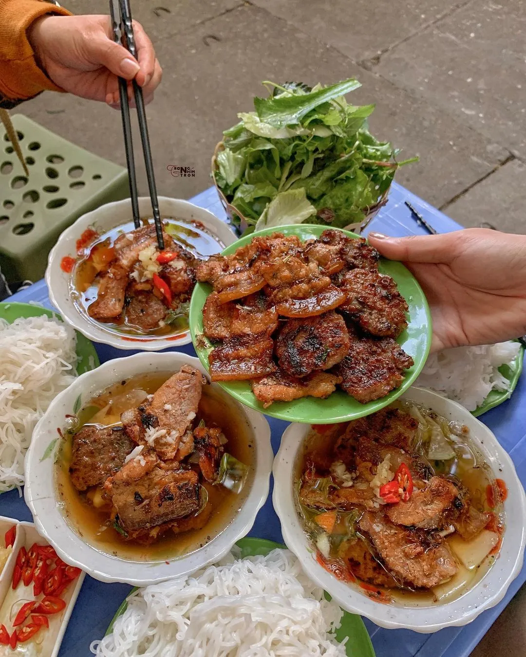 Bún chả Trang Béo An Dương với nước chấm nóng hổi