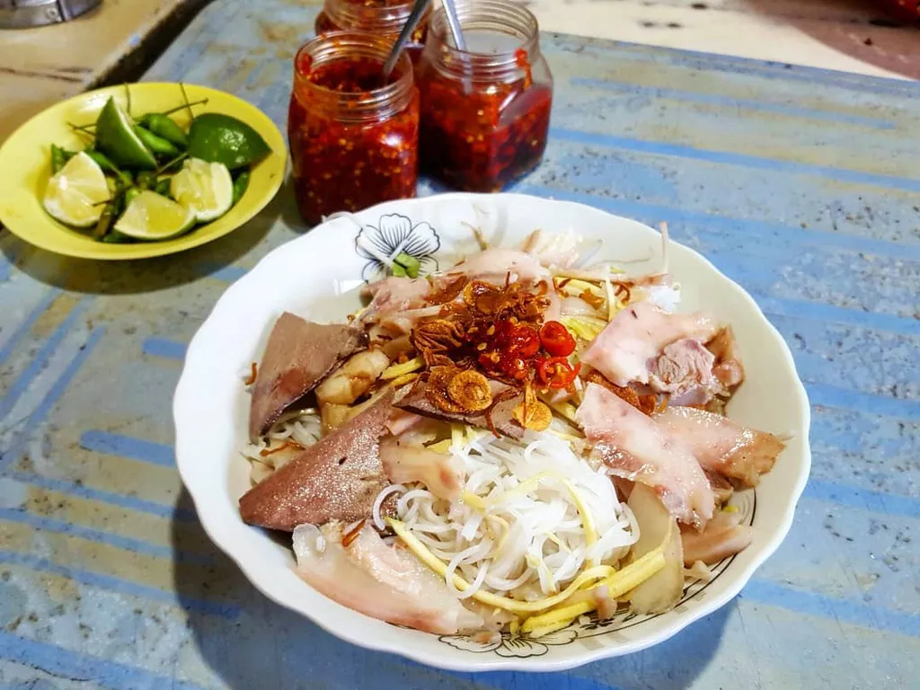 Bún mắm nêm đầy đủ topping