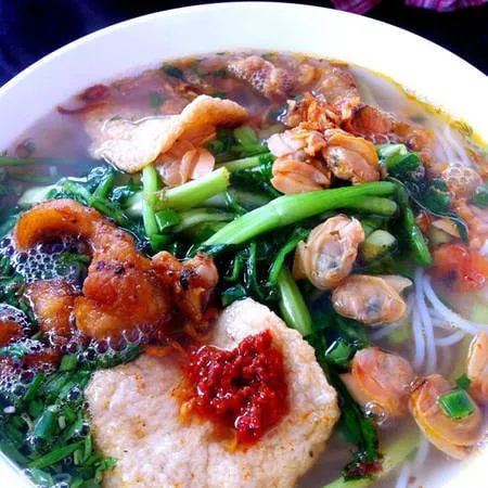 Bún ngao đầy đặn với nhiều loại topping - quang-trung-con-pho-it-quan-an-nhung-hang-nao-cung-chat-cua-ha-noi-ivivu-14