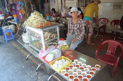 Bún num bò chóc được ăn kèm với nhiều loại rau sống. Ảnh: Phong Vinh.