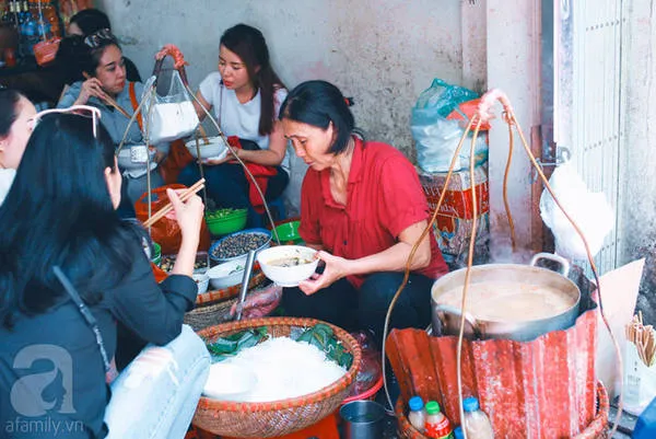 Bún ốc cô Thêm Hàng Chai - nước dùng đậm đà