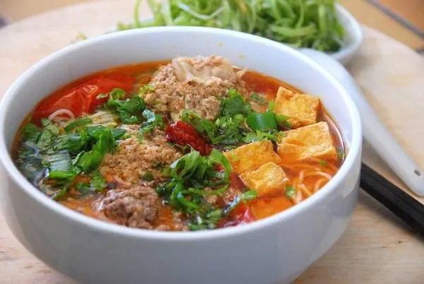 Bún riêu cua - món ăn hấp dẫn với nước dùng đậm đà từ gạch cua, cà chua và đậu phụ rán giòn.