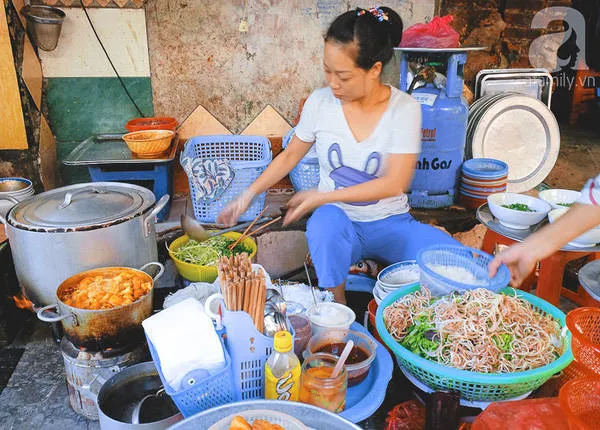 Bún riêu cua Nguyễn Siêu đầy đặn, hấp dẫn