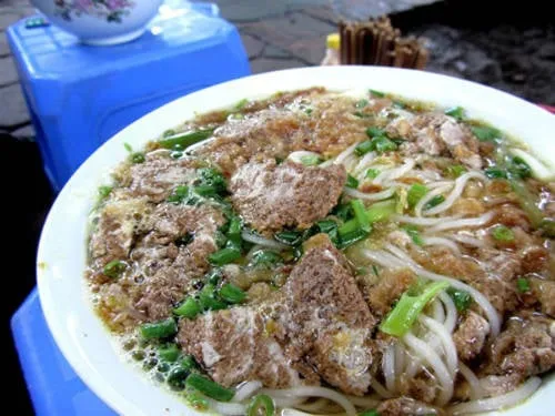 Bún riêu cua, phở bò, cháo sườn là những món ăn sáng quen thuộc của người Hà Nội