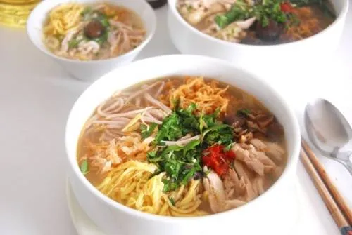 Bún thang cầu kỳ với nhiều nguyên liệu như trứng tráng, thịt gà, giò lụa, củ cải, nấm hương, ruốc tôm, chan nước dùng đậm đà.