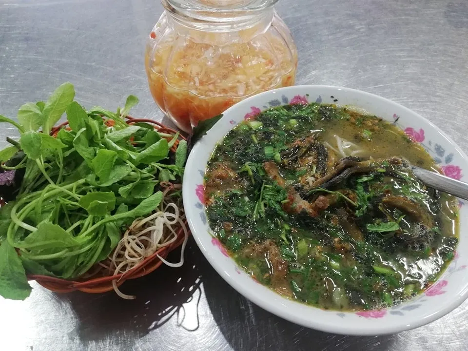 Bún thang lươn Phố Hiến với lươn chiên giòn và trứng thái sợi. Ảnh: @tomcatsir