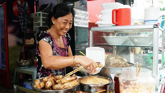 Bún thịt nướng chị Tuyền với gánh hàng ban đầu cách đây 40 năm.