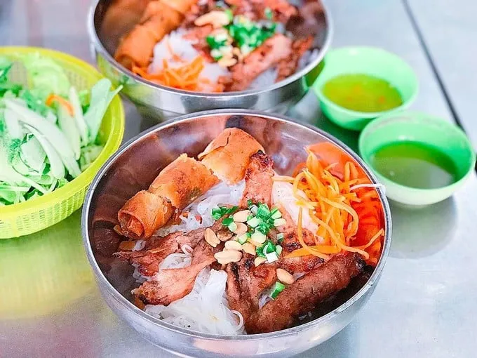 Bún thịt nướng Thiên Bảo với phần ăn đầy đặn