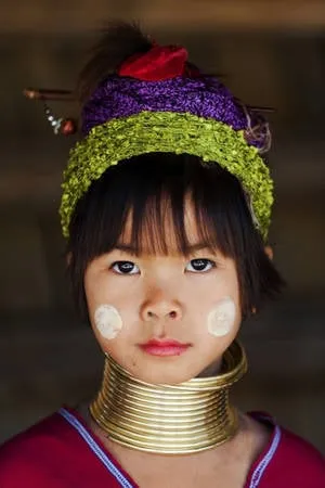 Các bé gái Kayan bắt đầu đeo vòng đồng từ năm 5 tuổi.