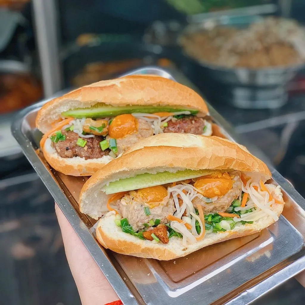 Các bước làm bánh mì xíu mại trứng muối đơn giản nhưng tạo ra hương vị thơm ngon khó cưỡng. Ảnh: Mysteriousaigon.