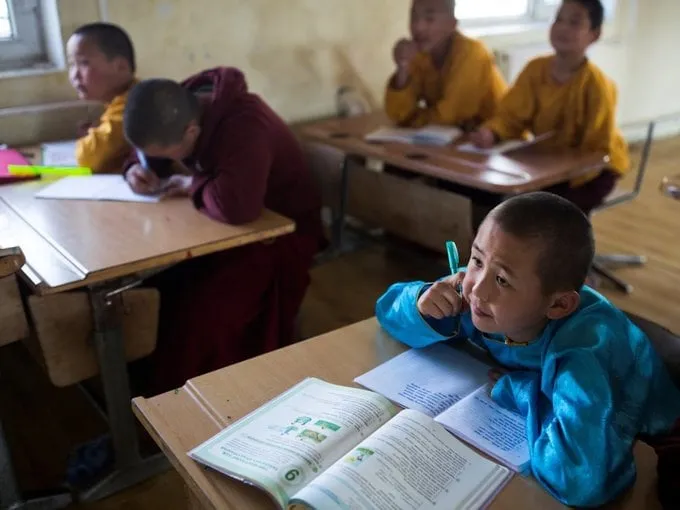 Các chú tiểu tại tu viện được học cả kinh Phật và các môn văn hóa.