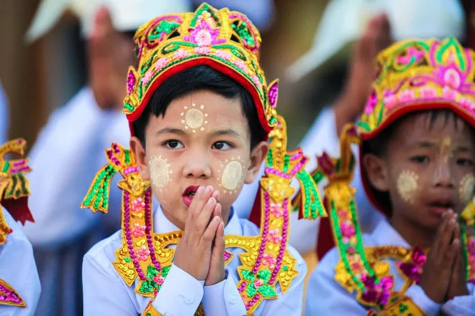 Các em nhỏ xuống tóc trong lễ Shin Pyu