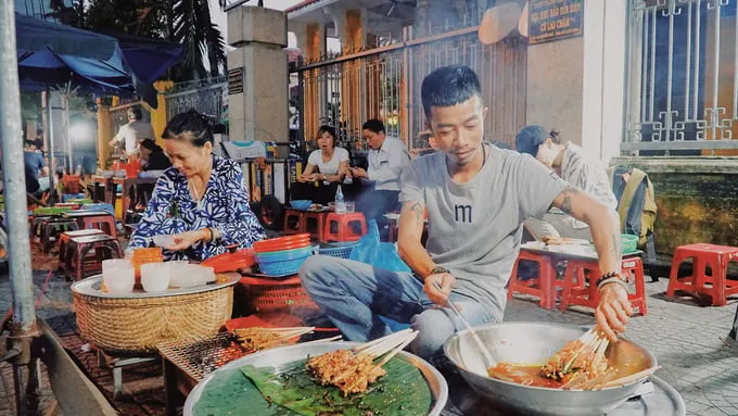 Các gánh hàng rong bánh ướt thịt nướng ven sông Hoài luôn tấp nập khách du lịch