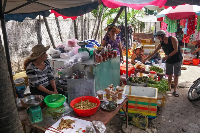 Các gian hàng bày bán đặc sản Huế tại chợ