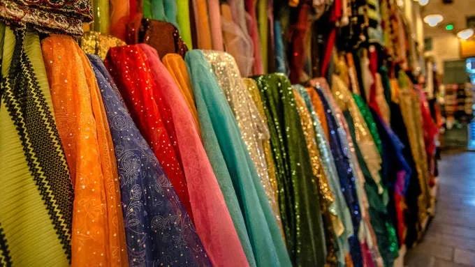 Các gian hàng tại Souq Waqif với tường đá trát bùn