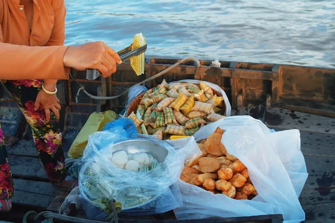 Các loại bánh miền Tây thơm ngon được bày bán trên chợ nổi Cái Răng.