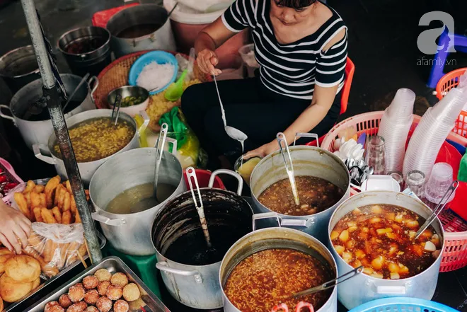 Các loại chè và bánh ngọt tại phố Cát Dài