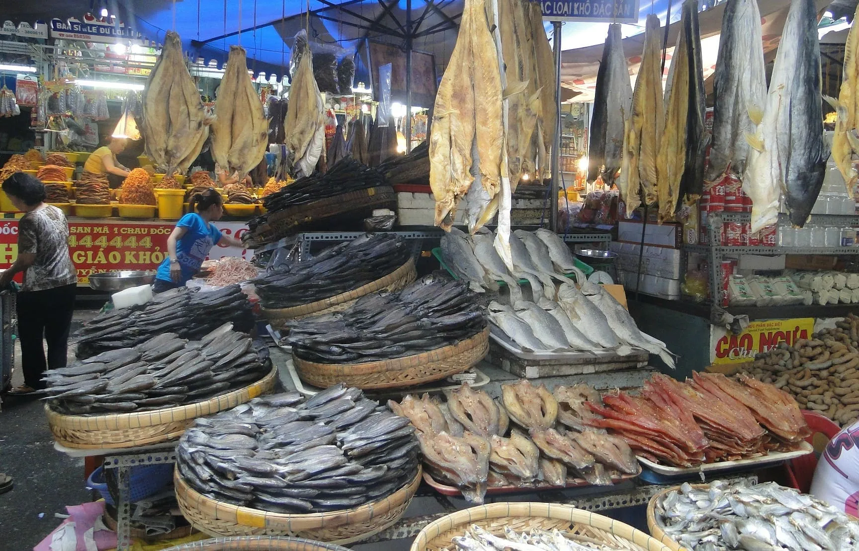Các loại khô được bày bán tại Phú Quốc