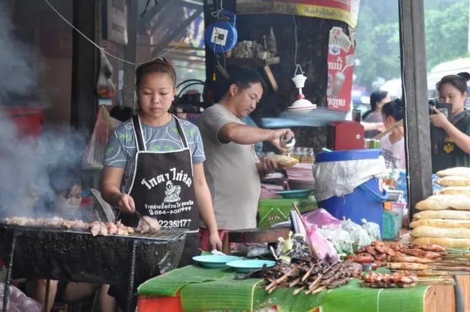 Các loại thịt nướng thơm ngon trên đường phố Luang Prabang.