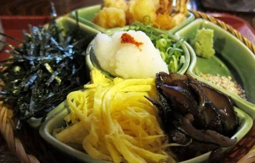 Các loại topping ăn kèm mì soba như rong biển, củ cải, hành, trứng, tempura. Ảnh: Wally Gobetz.