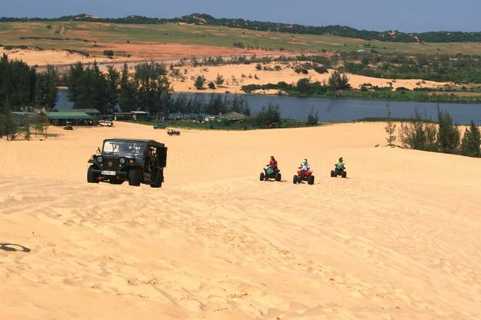 Các loại xe địa hình cho thuê tại Bàu Trắng: mô tô, xe địa hình 4 bánh và xe jeep.
