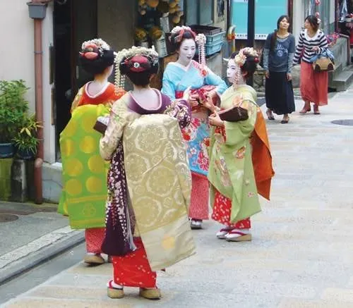 Các Maiko trong khu phố cổ