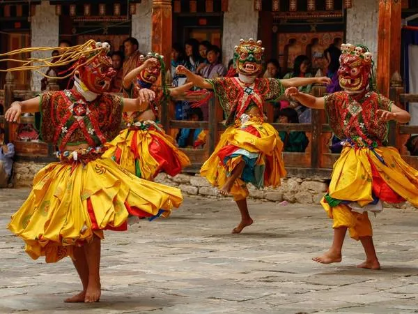 Các nhà sư Bhutan đang biểu diễn một điệu nhảy truyền thống tại lễ hội Tsechu ở Bumthang. Những điệu nhảy này thường kể về các câu chuyện tôn giáo hoặc lịch sử.