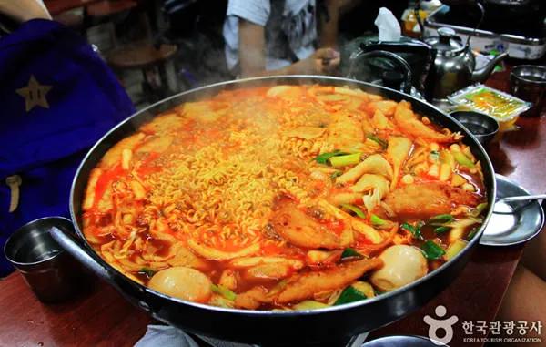 Các quầy hàng tteokbokki tại phố Sindang-dong ở Seoul, Hàn Quốc, luôn tấp nập thực khách