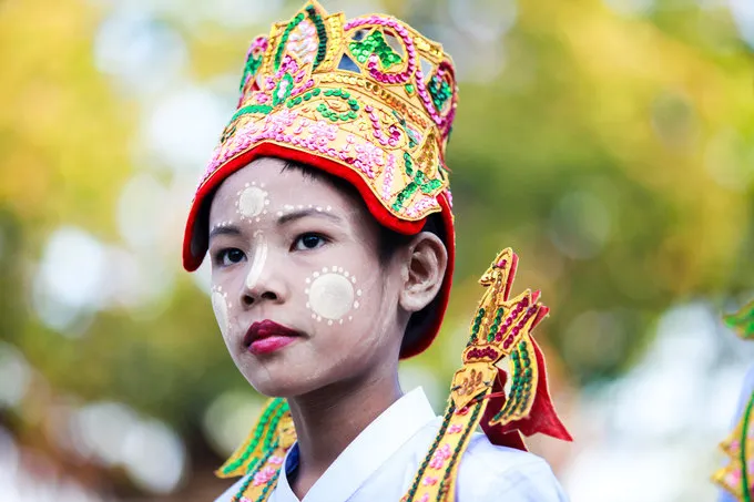 Các tiểu Sa di đi khất thực vào buổi sáng