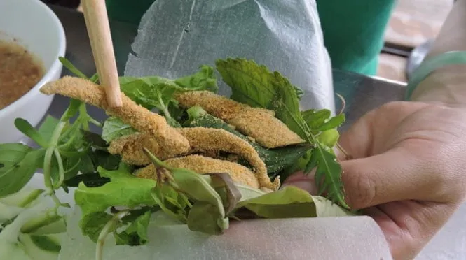 Cách ăn gỏi cá Nam Ô