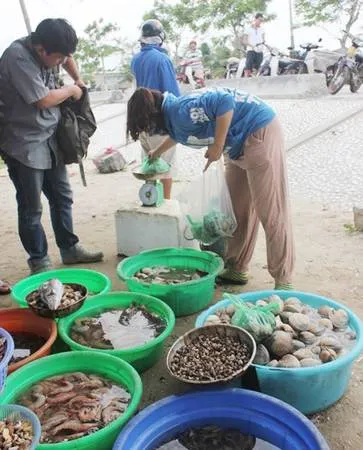 Cân ký, trả tiền tại chợ hải sản Đà Nẵng