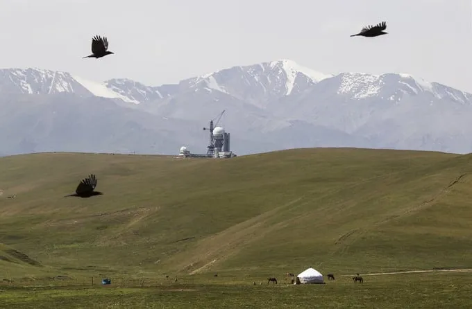 Căn lều của dân du mục và đài thiên văn trên núi Assy Plateau, Kazakhstan. Ảnh: Shamil Zhumatov/Reuters.
