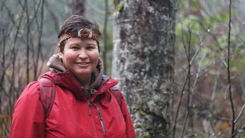 Candace Campo, chủ sở hữu Talaysay Tours, đang dẫn dắt một tour du lịch. Ảnh: CNN.