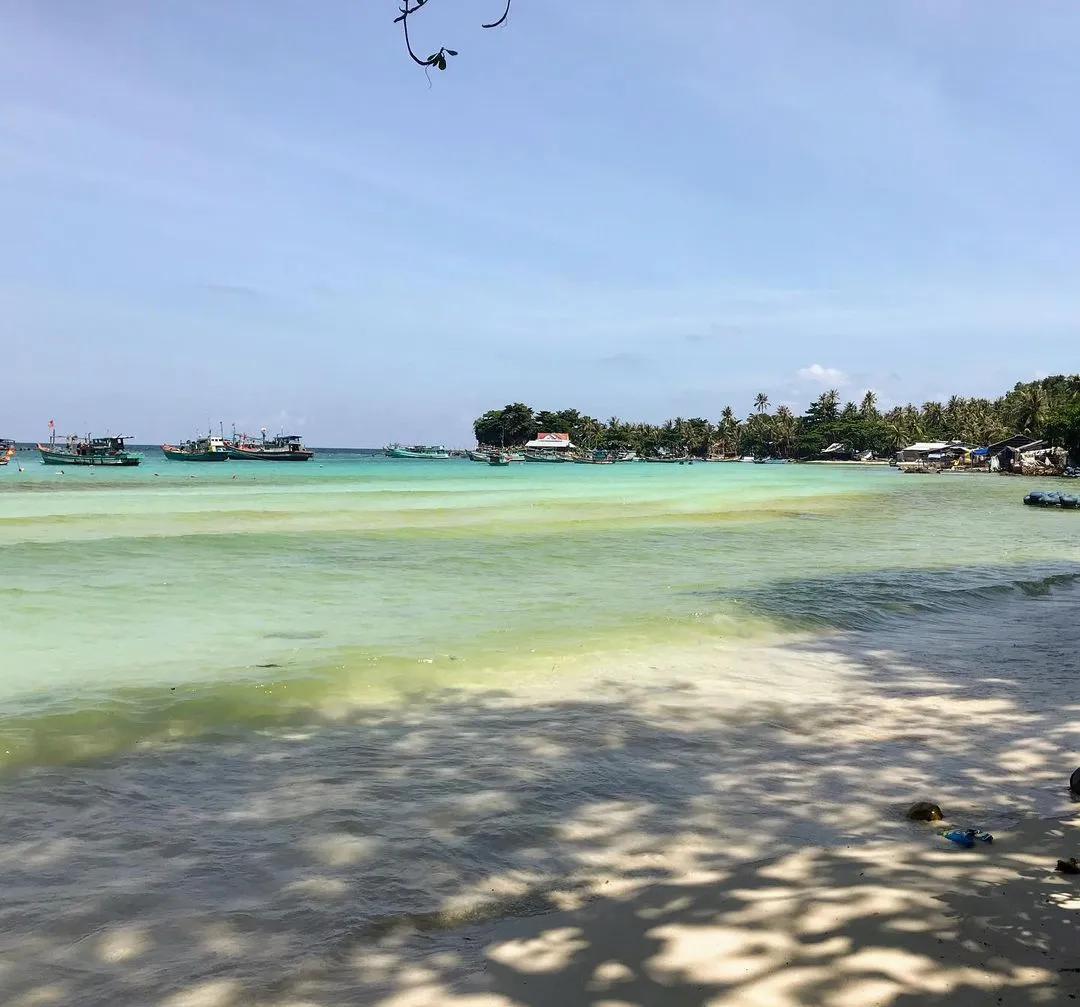 Cảnh biển Hòn Mấu nhìn từ trên cao